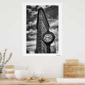 Flatiron Gebäude und Uhr in Schwarz und Weiß Poster (Küche)