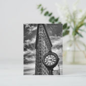 Flatiron Gebäude und Uhr in Schwarz und Weiß Postkarte (Stehend Vorderseite)