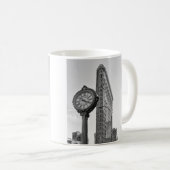 Flatiron Gebäude und Uhr in Schwarz-weißem #2 Kaffeetasse (VorderseiteRechts)