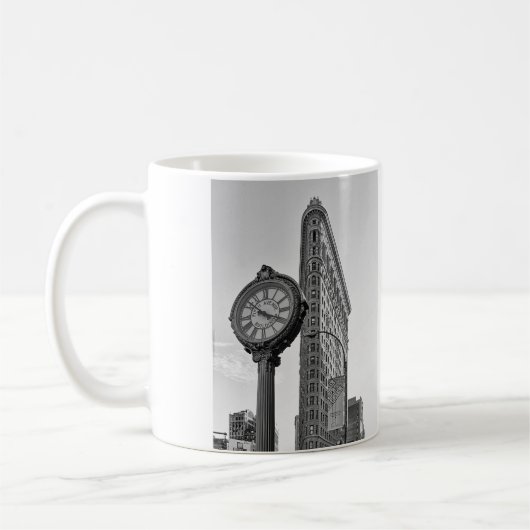 Flatiron Gebäude und Uhr in Schwarz-weißem #2 Kaffeetasse (Links)