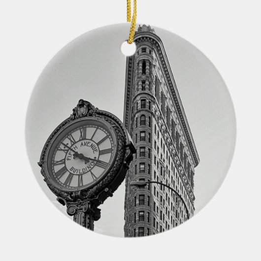 Flatiron Gebäude und Uhr in Schwarz-weißem #2 Keramik Ornament (Vorne)