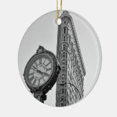 Flatiron Gebäude und Uhr in Schwarz-weißem #2 Keramik Ornament (Links)
