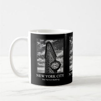 Flatiron Gebäude und Uhr in Schwarzweiss-1C Kaffeetasse