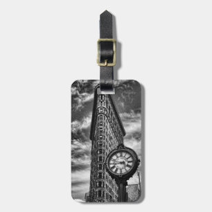 Flatiron Gebäude und Uhr in Schwarzweiss Gepäckanhänger