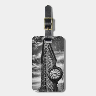 Flatiron Gebäude und Uhr in Schwarzweiss Gepäckanhänger