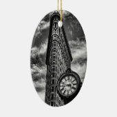 Flatiron Gebäude und Uhr in Schwarzweiss Keramik Ornament (Rechts)