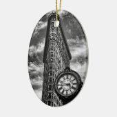 Flatiron Gebäude und Uhr in Schwarzweiss Keramik Ornament (Links)