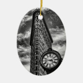 Flatiron Gebäude und Uhr in Schwarzweiss Keramik Ornament (Vorne)