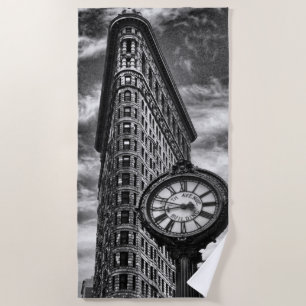 Flatiron Gebäude und Uhr in Schwarzweiss Strandtuch