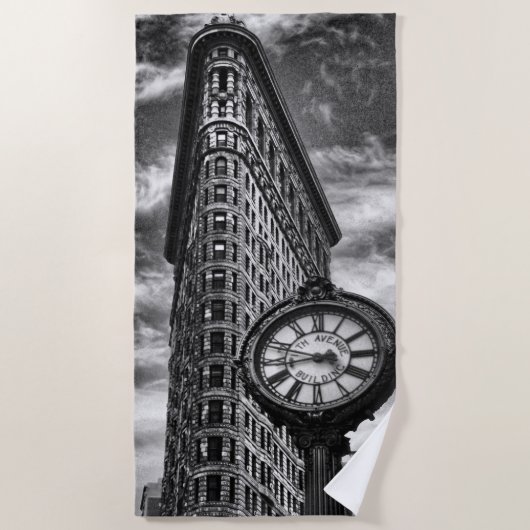 Flatiron Gebäude und Uhr in Schwarzweiss Strandtuch (Vorderseite)