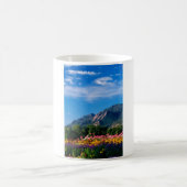 Flatirons und Blumen, Boulder Colorado Kaffeetasse (Mittel)