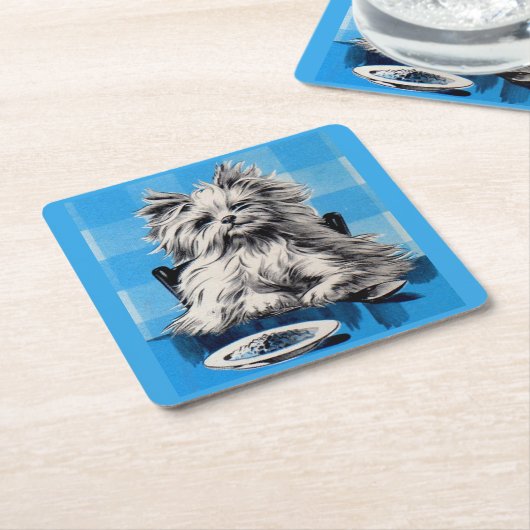 flatternder Hund, der am Tisch isst Rechteckiger Pappuntersetzer (angewinkelt)