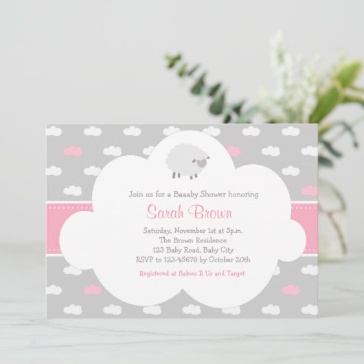 Flaumige Schafe mit Wolken-Einladung (graues Rosa) Einladung (Stehend Vorderseite)