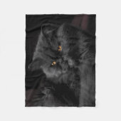 Flaumige schwarze entspannende Katze Fleecedecke (Vorderseite)