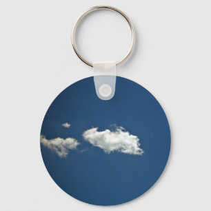 Flaumige weiße Wolke auf tiefem blauem Himmel Schlüsselanhänger