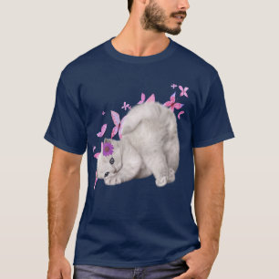 Flauschig weiße Kitten umgeben von rosa Blume und T-Shirt