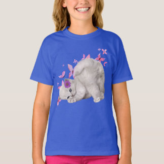Flauschig weiße Kitten umgeben von rosa Blume und T-Shirt