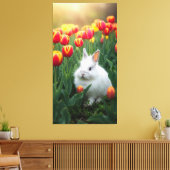 Flauschig weißes Kaninchen sitzt unter den Tulpen Leinwanddruck (Insitu (Wohnzimmer))