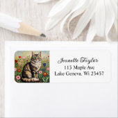 Flauschige Graue Tabby-Katze und Volkskunstblumen (Insitu)