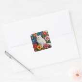 Flauschige weiße Katze und volkstümliche Blumen Quadratischer Aufkleber (Umschlag)