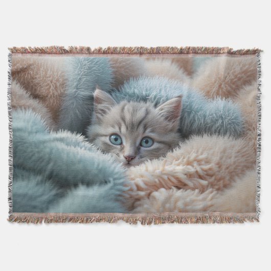 Flauschiges Kätzchen in einer weichen Decke (Vorderseite)