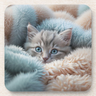 Flauschiges Kätzchen in einer weichen Decke Getränkeuntersetzer