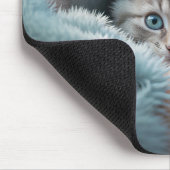 Flauschiges Kätzchen in einer weichen Decke Mousepad (Ecke)