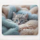 Flauschiges Kätzchen in einer weichen Decke Mousepad (Vorne)