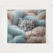 Flauschiges Kätzchen in einer weichen Decke Wandteppich (Vorderseite (Horizontal))