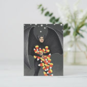 Fledermaus mit Halloween-Süßigkeiten Postkarte (Stehend Vorderseite)