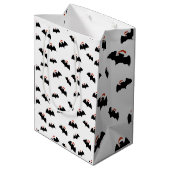 Fledermäuse mit Weihnachtsmannmützen Mittlere Geschenktüte (Rückseite Schrägansicht)