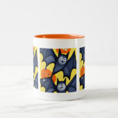 Fledermäuse und Pumpkins Zweifarbige Tasse (Mittel)
