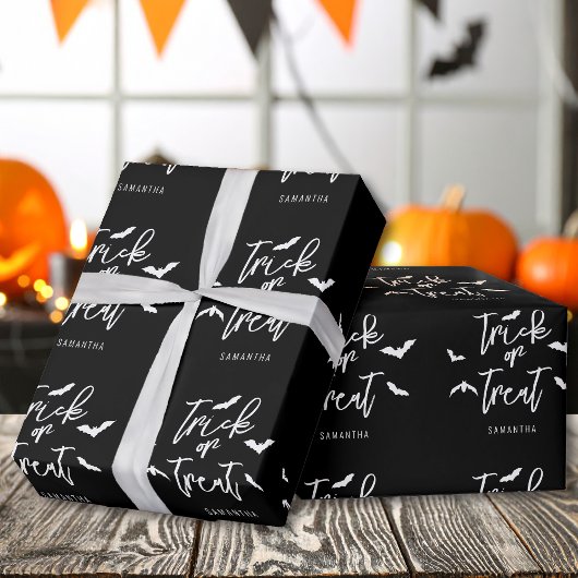 Fledermäuse und Trick- oder Treattypografie Hallow Geschenkpapier