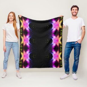 Fleece Blanket in lebhaften schwarz-rosa Lichtern.