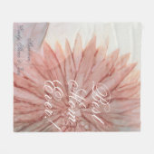 Fleece Blanket "Pinkische Blume" personalisieren (Vorderseite (Horizontal))