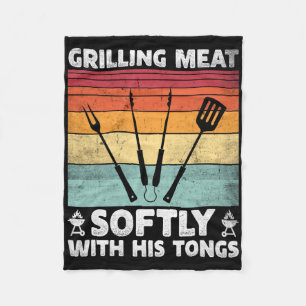 Fleisch mit seiner Zange sanft grillen Lustiges Gr Fleecedecke