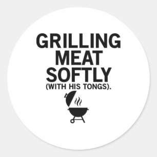Fleisch mit seiner Zange sanft grillend Lustiger B Runder Aufkleber