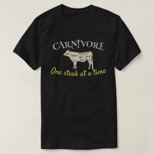 Fleischfresser mit einem Steak nach dem anderen in T-Shirt