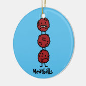 Fleischklöschen-Fleischklöschen gestapelt auf Keramikornament (Links)