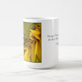 Fleißige Biene auf einer Sonnenblume Kaffeetasse (Mittel)