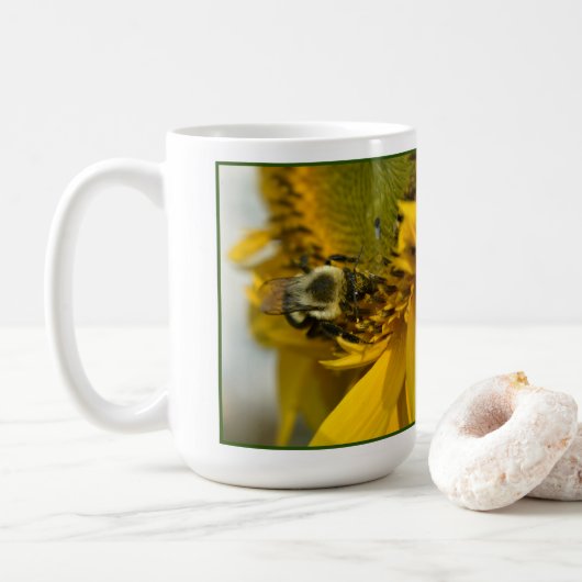Fleißige Biene auf einer Sonnenblume Kaffeetasse (Mit Donut)