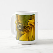 Fleißige Biene auf einer Sonnenblume Kaffeetasse (Vorderseite Links)