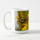 Fleißige Biene auf einer Sonnenblume Kaffeetasse (Links)