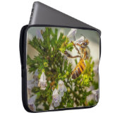 Fleißige Biene bei der Arbeit Laptopschutzhülle (Vorne Rechts)