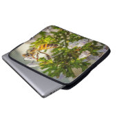 Fleißige Biene bei der Arbeit Laptopschutzhülle (Vorne Knopf)