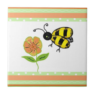 Fleißige Biene mit orangefarbener Blume Fliese