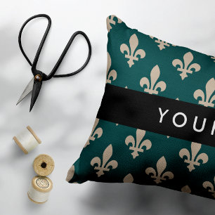Fleur de Lis, Beige auf Grün, Königlich, Ihr Name Dekokissen