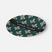 Fleur de Lis, Beige auf Grün, Royal, Ihr Name Pappteller (Schrägansicht)