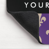 Fleur de Lis, Beige auf Lila, Königlich, Ihr Name Mousepad (Ecke)