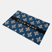 Fleur de Lis, Beige auf Navyblau, Royal, Ihr Name Fußmatte (Schrägansicht)
